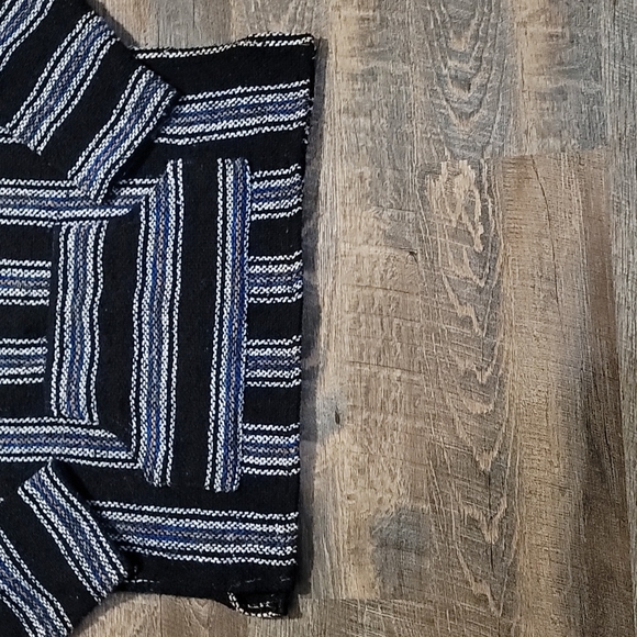 Very Gently Loved unisex size medium poncho made and bought in Mexico by Oland - Picture 2 of 12